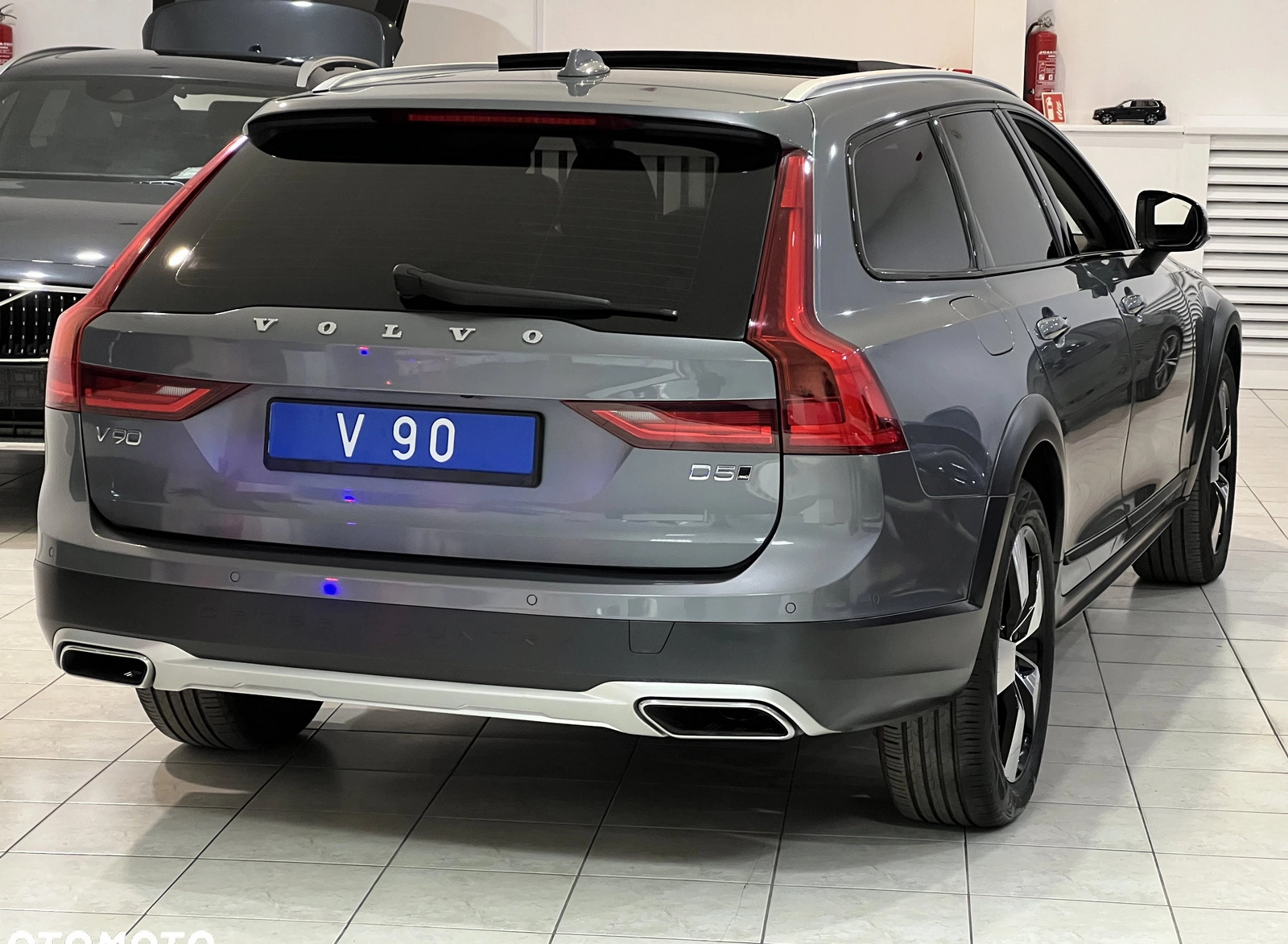 Volvo V90 Cross Country cena 147000 przebieg: 147000, rok produkcji 2017 z Bieruń małe 352